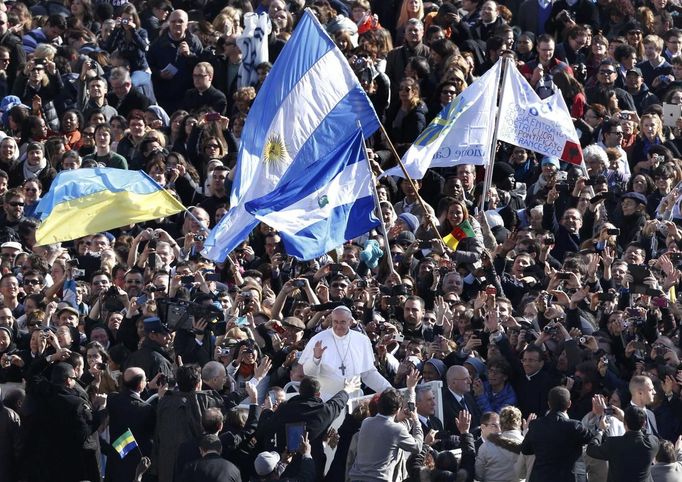 Pope Francis arrives in Saint Peter's Square for his inaugural mass at the Vatican, March 19, 2013. Pope Francis celebrates his inaugural mass on Tuesday among political and religious leaders from around the world and amid a wave of hope for a renewal of the scandal-plagued Roman Catholic Church. REUTERS/Stefano Rellandini (VATICAN - Tags: RELIGION POLITICS) Published: Bře. 19, 2013, 8:22 dop.