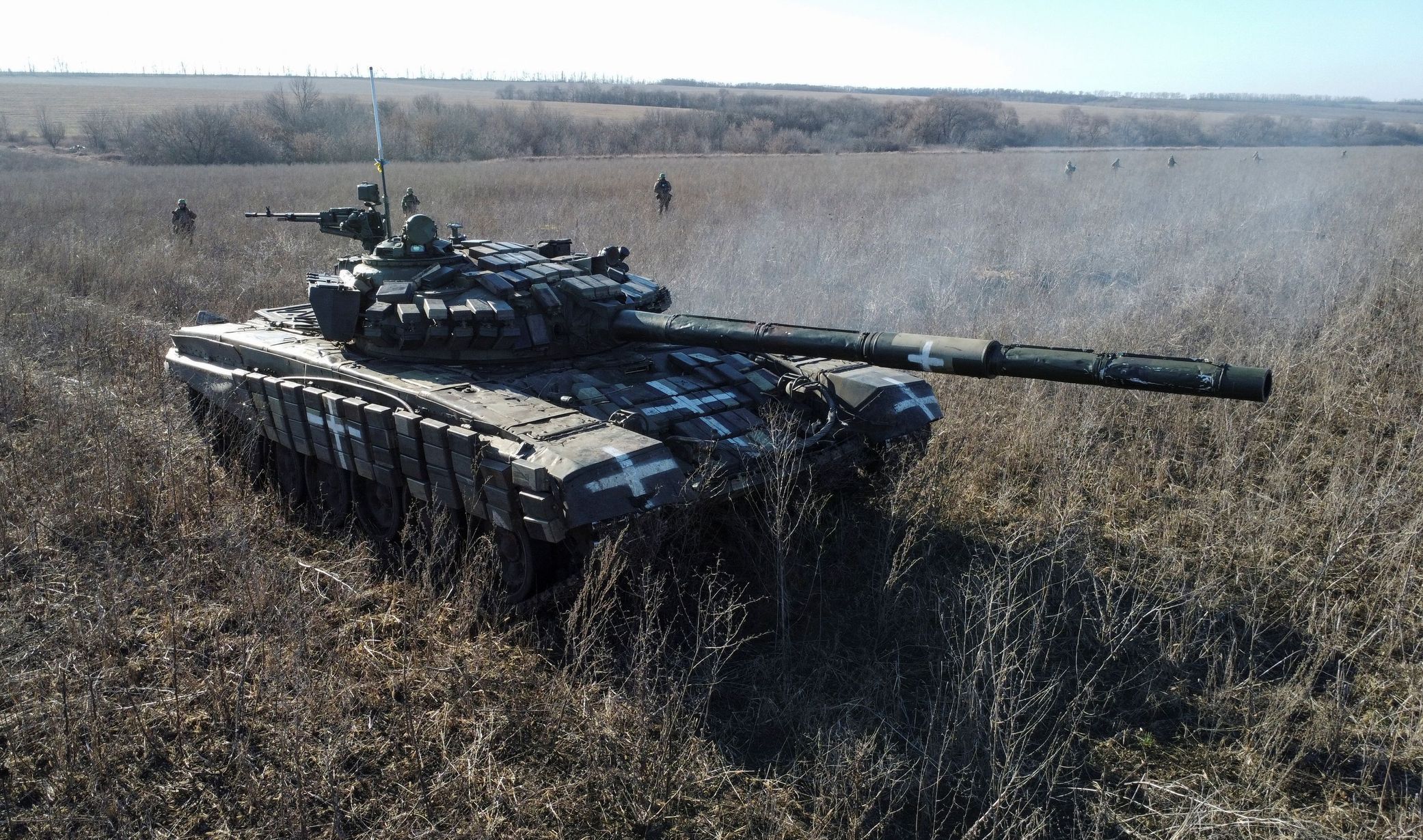 Ukrajinský tank a vojáci v Charkovské oblasti na severovýchodě Ukrajiny.