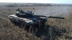 Ukrajinský tank a vojáci v Charkovské oblasti na severovýchodě Ukrajiny.