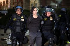Policie vyklízí propalestinský tábor na univerzitě v USA. Nebojíme se, hlásí studenti