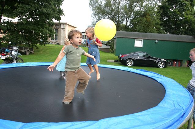 Dítě na trampolíně