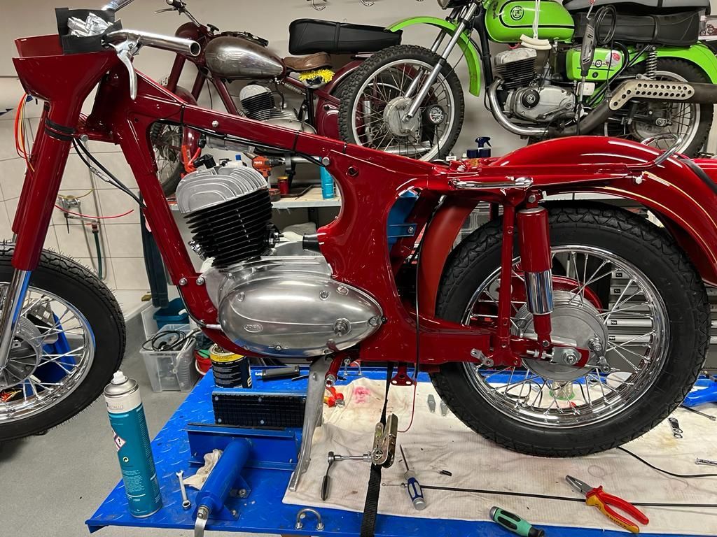 Renovujeme Jawu, druhý díl o skládání motorky