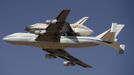 The Space Shuttle Endeavour, carried piggyback atop a Boeing 747 jumbo jet, makes a flyby before landing at Edwards Air Force Base in California, September 20, 2012, after a cross-country trip to Los Angeles to begin its final mission as a museum exhibit. Endeavour is scheduled to take off for its final ferry flight again on Friday, and the final airborne journey of the entire space shuttle fleet, headed for Los Angeles International Airport. REUTERS/Gene Blevins (UNITED STATES - Tags: TRANSPORT SCIENCE TECHNOLOGY) Published: Zář. 20, 2012, 10:09 odp.