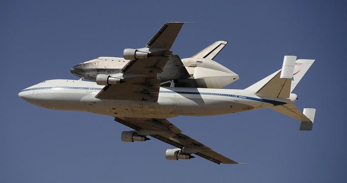 The Space Shuttle Endeavour, carried piggyback atop a Boeing 747 jumbo jet, makes a flyby before landing at Edwards Air Force Base in California, September 20, 2012, after a cross-country trip to Los Angeles to begin its final mission as a museum exhibit. Endeavour is scheduled to take off for its final ferry flight again on Friday, and the final airborne journey of the entire space shuttle fleet, headed for Los Angeles International Airport. REUTERS/Gene Blevins (UNITED STATES - Tags: TRANSPORT SCIENCE TECHNOLOGY) Published: Zář. 20, 2012, 10:09 odp.