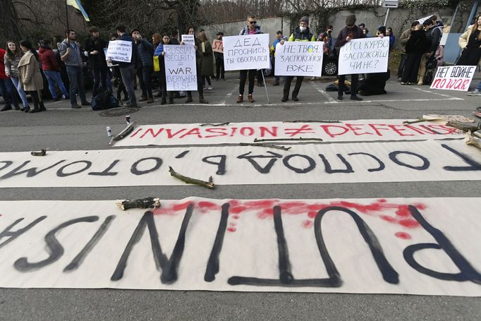 Záběr z demonstrace před ruským velvyslanectvím v Praze  kvůli útoku ruské armády na Ukrajinu. 24. 2. 2022