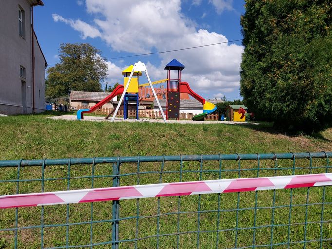 V obci je sice dětské hřiště, je však obehnané páskou a zavřeno do odvolání. Děti si tu proto nemají kde hrát.