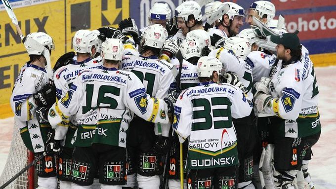Karlovarští hokejisté oslavují vítězství v zápase. Ve finálové sérii playoff vedou 3:1 nad Slavií.