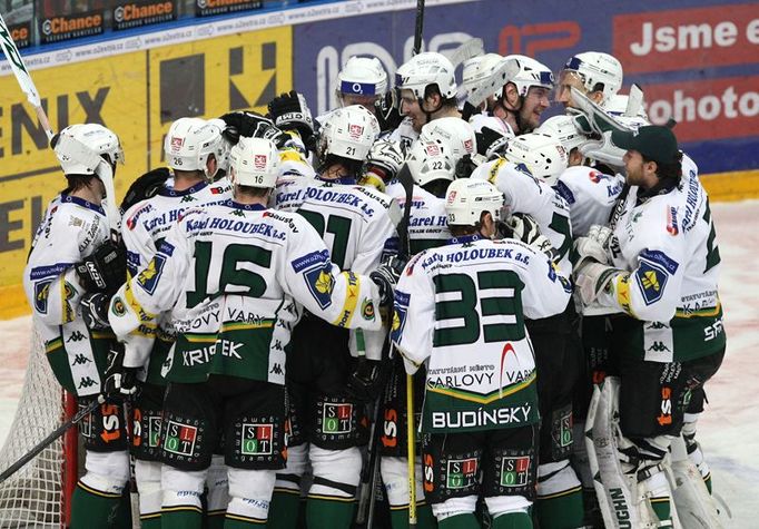 Karlovarští hokejisté oslavují vítězství v zápase. Ve finálové sérii playoff vedou 3:1 nad Slavií.