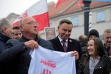 V čele průvodu kráčeli prezident Andrzej Duda, premiér Mateusz Morawiecki a mocný šéf strany Právo a spravedlnost (PiS) Jaroslaw Kaczyński. Skupina nesla velkou vlajku s nápisem "Pro tebe, Polsko".