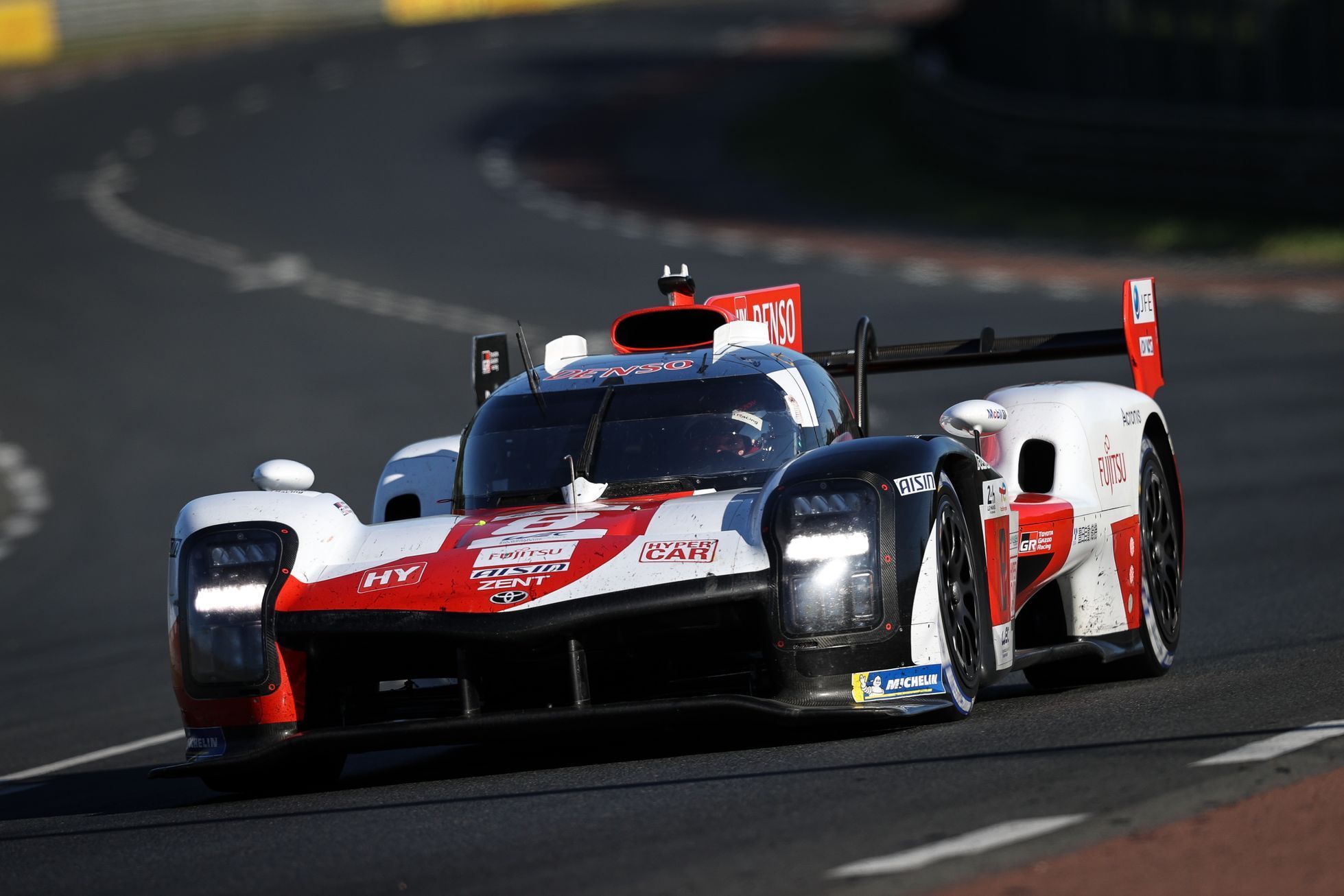 Toyota posádky Sébastien Buemi, Brendon Hartley a Ryo Hirakawa v závodě na 24 hodin v Le Mans 2022