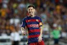 VIDEO Drsňák Messi. Vysokého Yanga-M´biwu chytil pod krkem