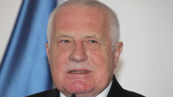 Václav Klaus se zase odlišil, vymezil od EU. Šel na ruskou ambasádu slavit Den vítězství.