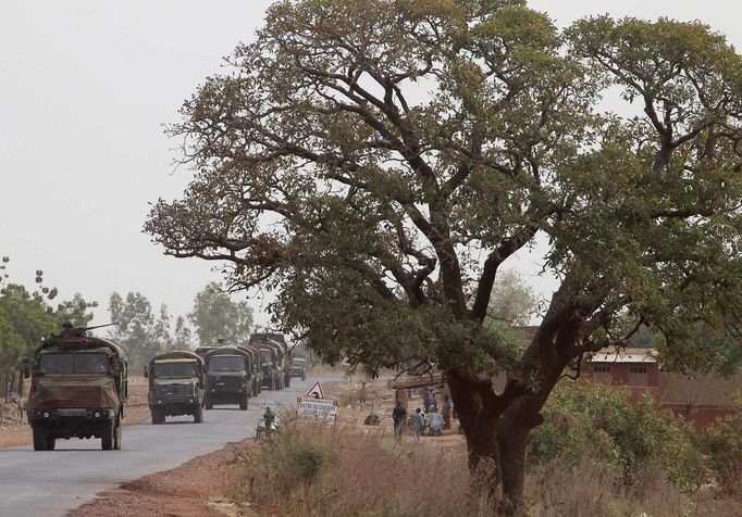 A convoy of French military vehicles heads toward Sevare in the village of Somadougou January 25, 2013. REUTERS/Eric Gaillard (MALI - Tags: CIVIL UNREST CONFLICT MILITARY) Published: Led. 25, 2013, 8:15 odp.