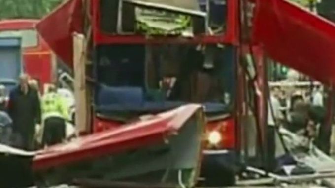 Londýnský autobus zdevastovaný výbuchem.