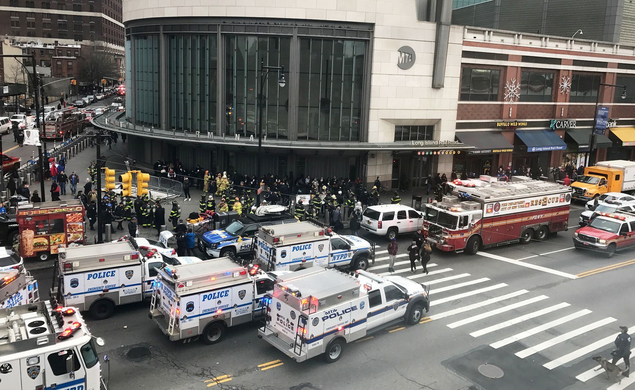 V New Yorku vykolejil vlak, na místo se sjeli záchranáři.