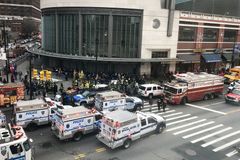 V New Yorku vykolejil vlak, přes 100 lidí se zranilo. Příčinou zřejmě byla chyba strojvedoucího