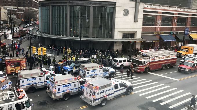 V New Yorku vykolejil vlak, na místo se sjeli záchranáři.