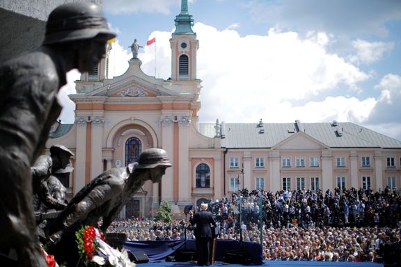 Americký prezident mluví k lidem na varšavském náměstí Krasińských