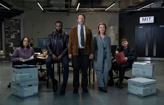V hlavní roli oceňovaného seriálu Ludwig: Šifra zločinu se představí David Mitchell (uprostřed).