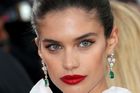 Make-up na vánoční večírek podle celebrit: Rudé rty a barevné oční stíny