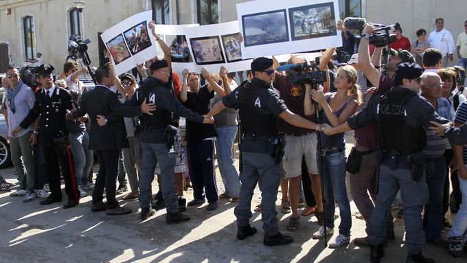 Protesty na Lampeduse, zasahovat musela policie.