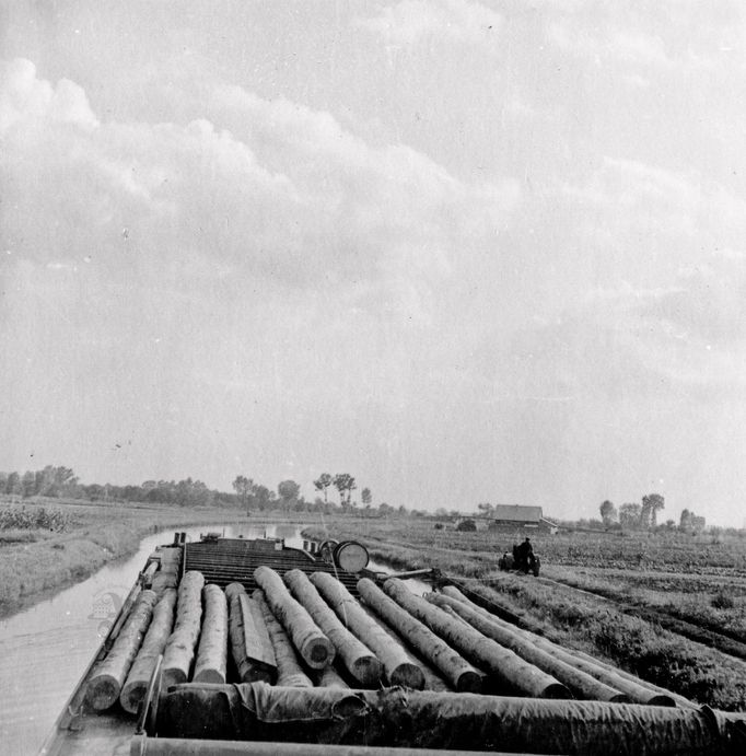 Nákladní lodní doprava na Baťově kanálu. Snímek pocházející z období cca po roce 1947.