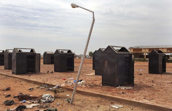 Storage lockers at a fish market used as a military base by al Qaeda-linked militants are seen in Konna, Mali, January 27, 2013. French airstrikes destroyed tanks and other armoured vehicles at the market last week. REUTERS/Joe Penney (MALI - Tags: POLITICS MILITARY CONFLICT) Published: Led. 27, 2013, 4:48 odp.