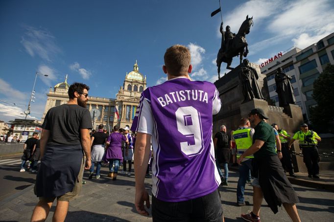 Nepokoje fanoušků v ulicích Prahy před finále Konferenční ligy Fiorentina - West Ham