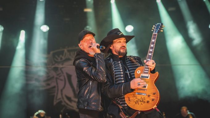 Frontman kapely Wanastowi Vjecy Robert Kodym a současný zpěvák skupiny Lucie Viktor Dyk na festivalu Hrady CZ.