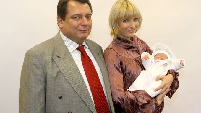 Manželé Paroubkovi si vezou domů dceru Margaritu