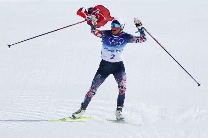 Therese Johaugová slaví vítězství v závodu na 30 km volně s hromadným startem na ZOH v Pekingu