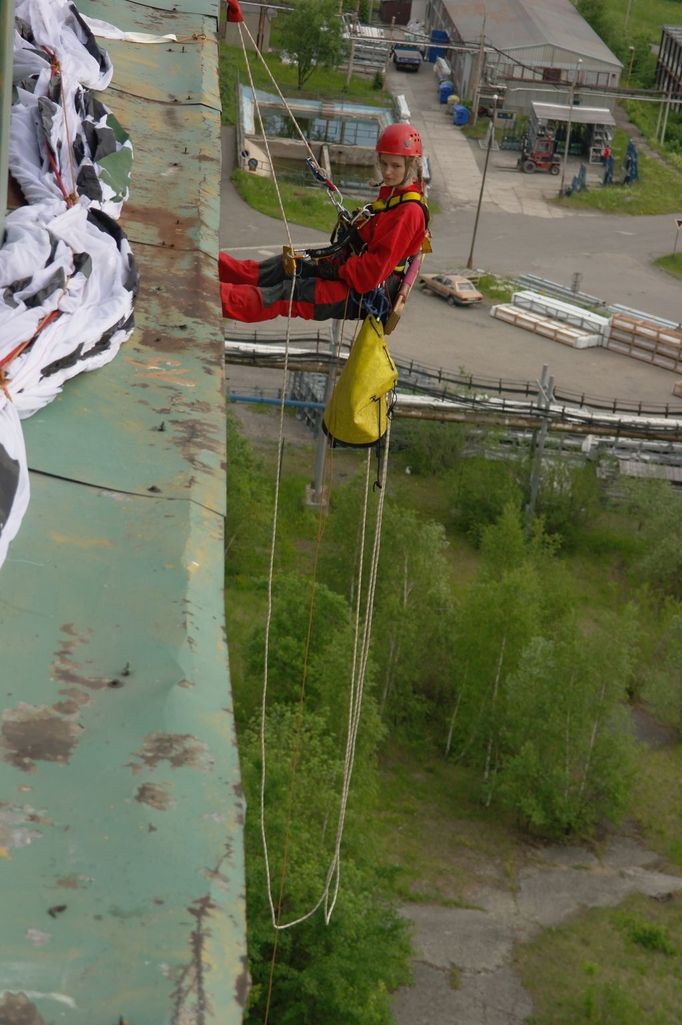 Dvanáct dobrovolníků Greenpeace ze tří zemí obsadilo dvě těžní věže dolu Frenštát v Beskydech.