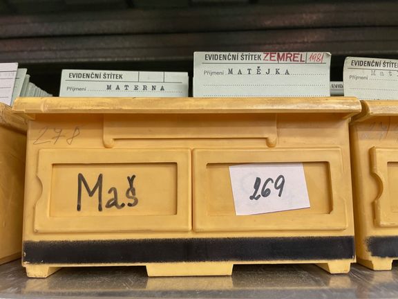 Plastové šuplíky s evidenčními lístky z 80. let.