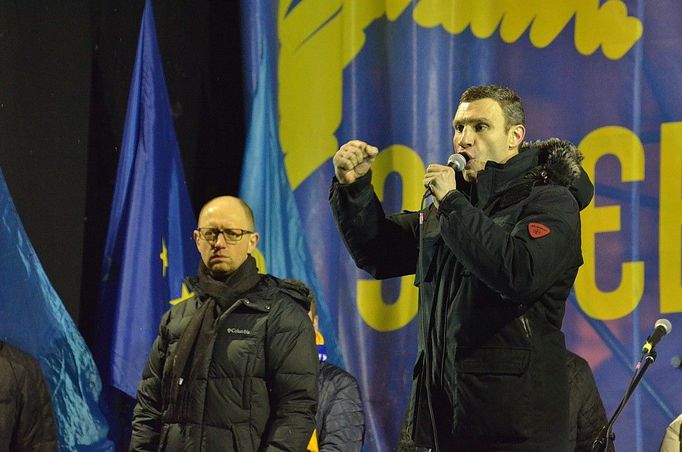 Jeden z lídru opozice, Vladimír Klyčko, oznamuje demonstrantům, že na Majdanu bude demonstrace pokračovat až do úplného vítězství. Jiná volba pro ukrajinský národ už není.