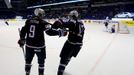 Američtí hokejisté Derek Stepan (vlevo) a Blake Wheeler se radují z gólu