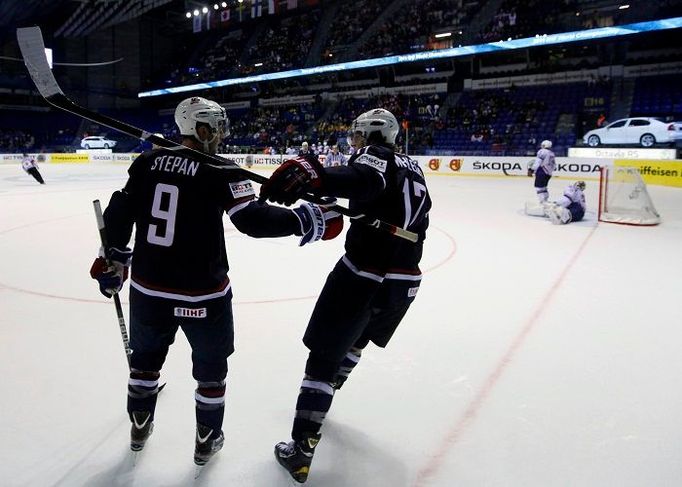 Američtí hokejisté Derek Stepan (vlevo) a Blake Wheeler se radují z gólu