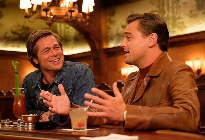 Brad Pitt a Leonardo DiCaprio ve filmu Tenkrát v Hollywoodu.