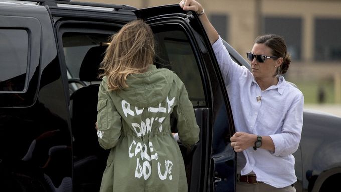 Melania Trumpová si na návštěvu centra pro internaci dětí přistěhovalců vzala bundu s nápisem: "Je mi to úplně jedno, a vám?"