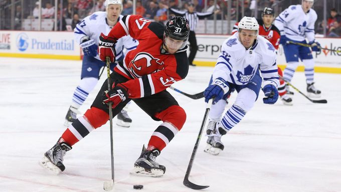 Pavel Zacha skvěle zvládl premiéru v NHL, proti Torontu si připsal dvě asistence.