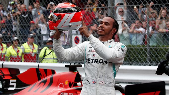 Lewis Hamilton slaví vítězství v Monaku s helmou s motivy zesnulého Nikiho Laudy.