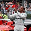 Lewis Hamilton slaví vítězství v Monaku s helmou s motivy zesnulého Nikiho Laudy
