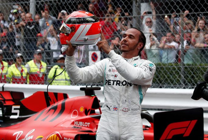 Lewis Hamilton slaví vítězství v Monaku s helmou s motivy zesnulého Nikiho Laudy.