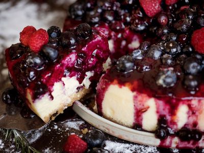 Recept na luxusní cheesecake s lesním ovocem: Lehký moučník, kterým všechny ohromíte