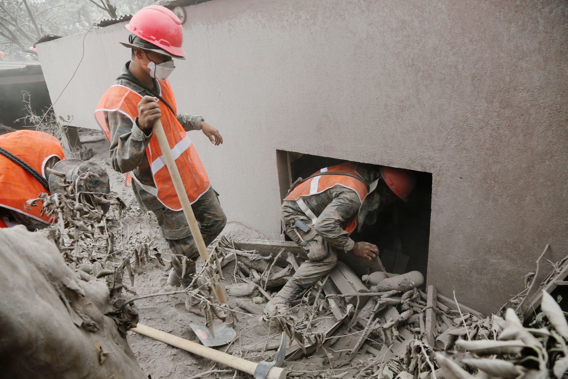 Guatemalští záchranáři v jedné z oblastí postižených erupcí sopky