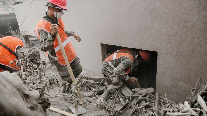 Guatemalští záchranáři v jedné z oblastí postižených erupcí sopky Volcán de Fuego.