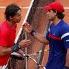 Rafael Nadal se zdraví s Eduardem Schwankem ve 3. kole French Open 2012