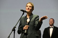 Vicky Kriepsová představila ve Varech film Love Me Tender, přivítaly ji dlouhé ovace