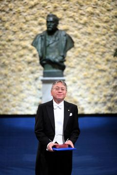 Kazuo Ishiguro s Nobelovou cenou za literaturu.