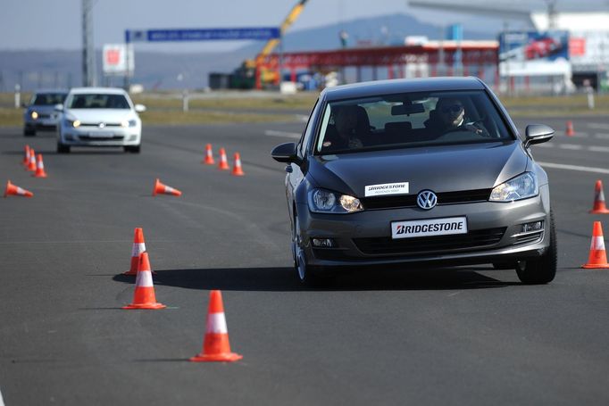 Zkušeným řidičům se jako nejlepší v daných podmínkách jevila pneumatika Potenza S 001