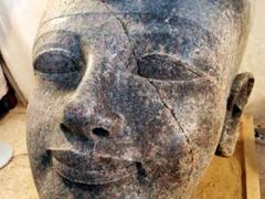 Tři tisíce let stará socha - hlava krále Amenhotepa III. - patří k pokladům nového objevu v Luxoru.